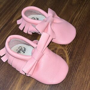 Hongteya (Amazon) baby girls pink moccasins size 4